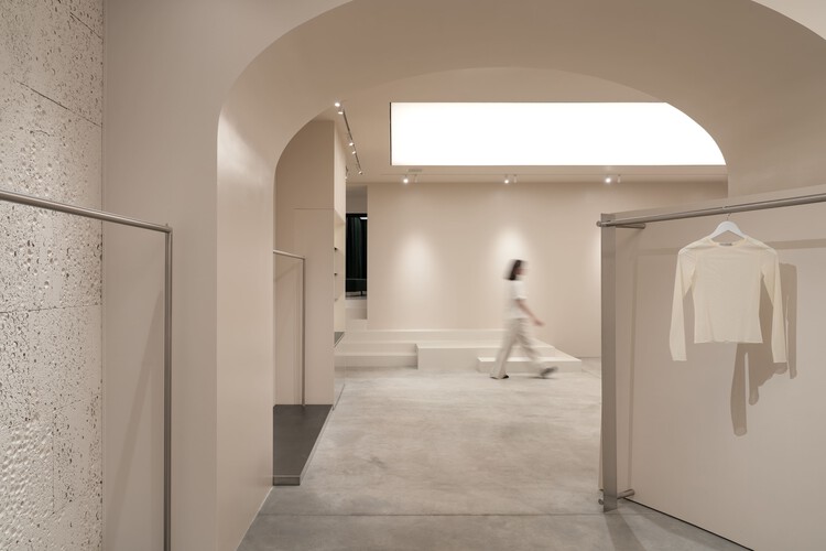 PAPAYA Brand Showroom / Between The Walls - Interior Photography