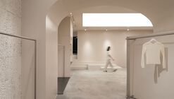 PAPAYA Brand Showroom / Between The Walls