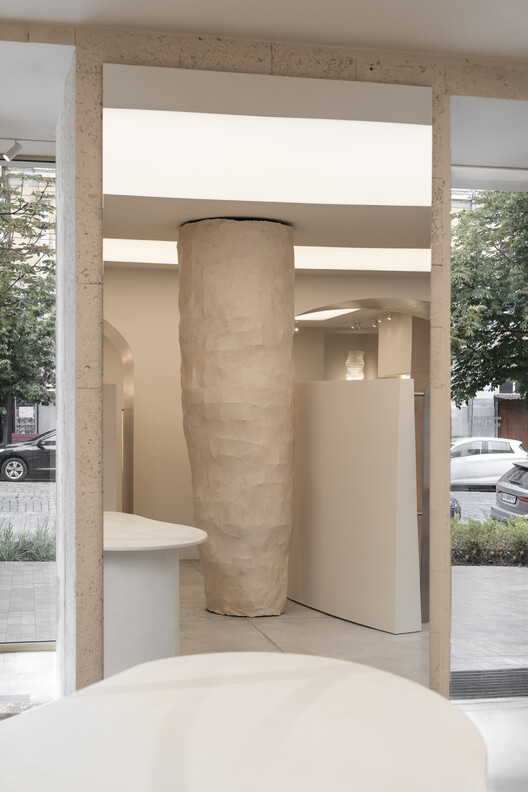 PAPAYA Brand Showroom / Between The Walls - Image 5 of 31