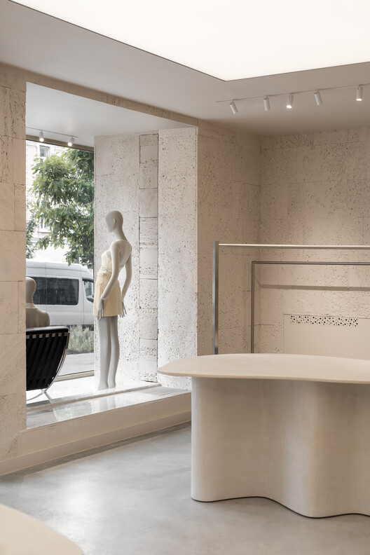 PAPAYA Brand Showroom / Between The Walls - Interior Photography