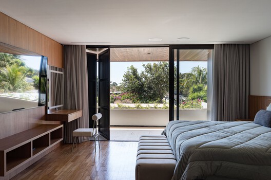 Casa PR / ME Arquitetura - Fotografia de Interiores, Dormitório, Madeira, Cama, Iluminação, Cadeira