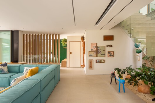 Casa Renda / André Luque - Fotografia de Interiores, Sala de Estar, Madeira, Sofá, Iluminação, Mesa, Prateleira