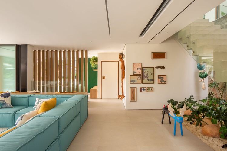 Casa Renda / André Luque - Fotografia de Interiores, Sala de Estar, Madeira, Sofá, Iluminação, Mesa, Prateleira