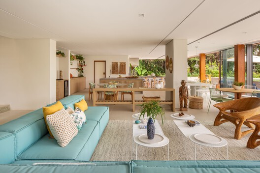 Casa Renda / André Luque - Fotografia de Interiores, Sala de Estar, Sofá, Madeira, Mesa, Cadeira, Iluminação