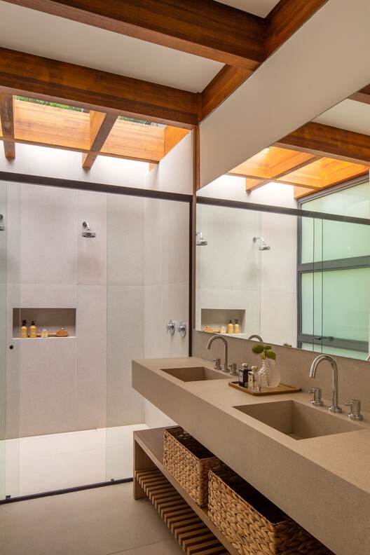 Casa Renda / André Luque - Fotografia de Interiores, Banheiro, Madeira, Iluminação, Bancada, Pia, Vidro