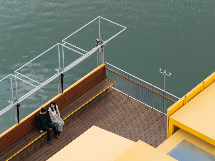 Caja de flores/soba: fotografía interior, escaleras, madera, bordes costeros, balcón, barandas