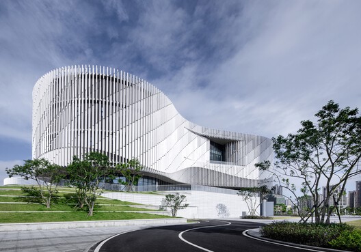 Yangjiang Cultural Center / Architectural Design & Research Institute of SCUT + Yifang Design Group