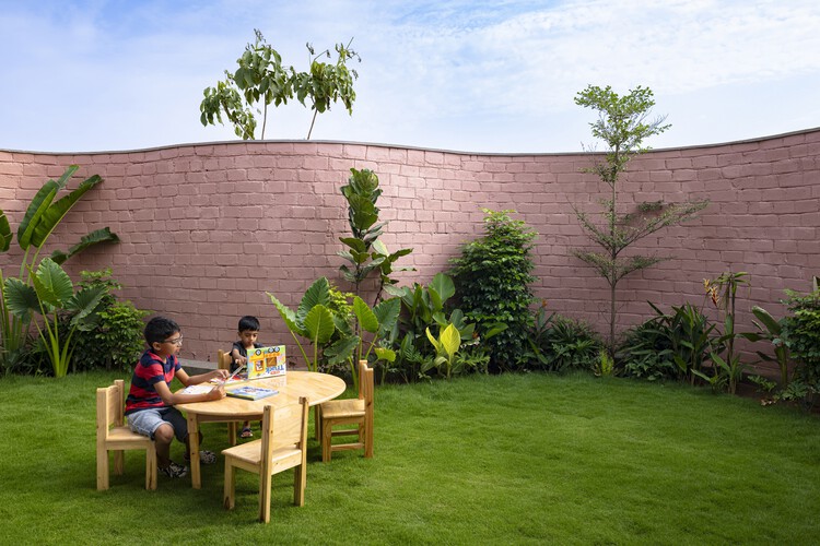 阿维尼亚校园 / Spacefiction studio - 建筑图, 花园, 砖