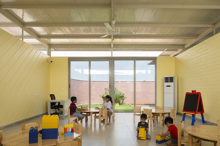 阿维尼亚校园 / Spacefiction studio - 室内图, 椅子