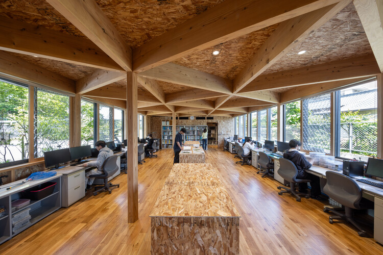 Breeze/Furumori Koichi Architectural Design Studio + Oficina entre Daiki Kuwahara - Fotografía interior, madera, vidrio, vigas fijas, sillas
