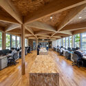 Breeze/Furumori Koichi Architectural Design Studio + Oficina entre Daiki Kuwahara - Fotografía interior, madera, vidrio, vigas fijas, sillas