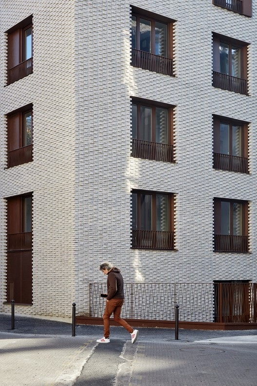 Un Toit - Parisian Residence / Atelier du Pont - Exterior Photography, Facade, Brick