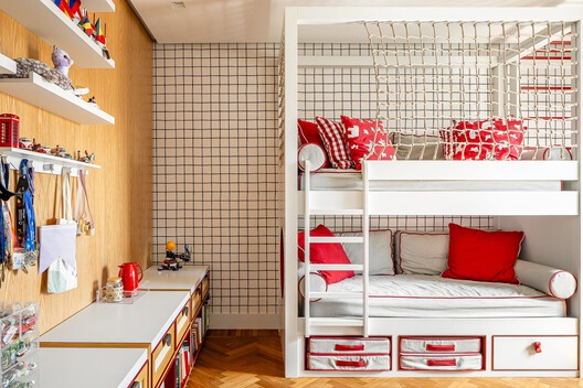 Apartamento AEG / Studio MEMM - Fotografía interior, Estanterías, Dormitorio, Camas