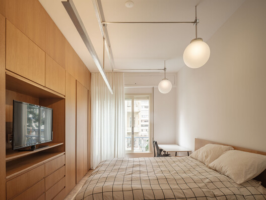 Apartamento edificio Cenicienta / QWE Studio - Fotografía interior, Dormitorio, Madera, Camas, Iluminación