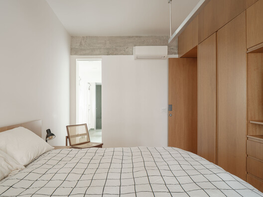 Apartamento edificio Cenicienta / QWE Studio - Fotografía interior, Dormitorio, Madera, Iluminación, Camas