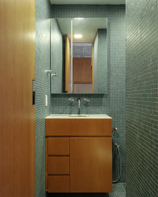 Apartamento edificio Cenicienta / QWE Studio - Fotografía interior, Baño, Encimera, Tarjas, Vidrio