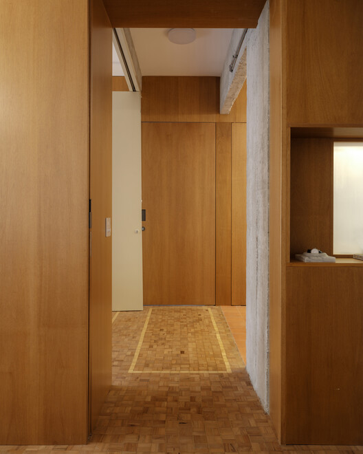 Apartamento edificio Cenicienta / QWE Studio - Fotografía interior, Madera, Puerta