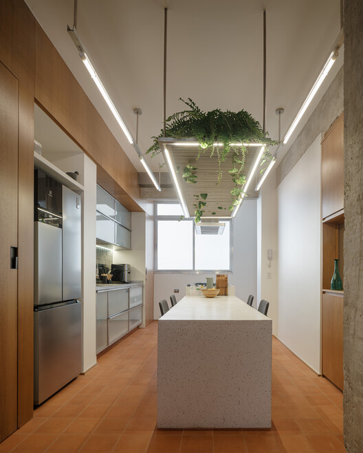 Apartamento edificio Cenicienta / QWE Studio - Fotografía interior, Cocina, Madera, Iluminación, Vidrio, Sillas