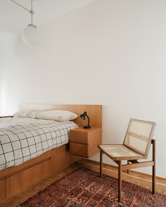 Apartamento edificio Cenicienta / QWE Studio - Fotografía interior, Dormitorio, Madera, Camas