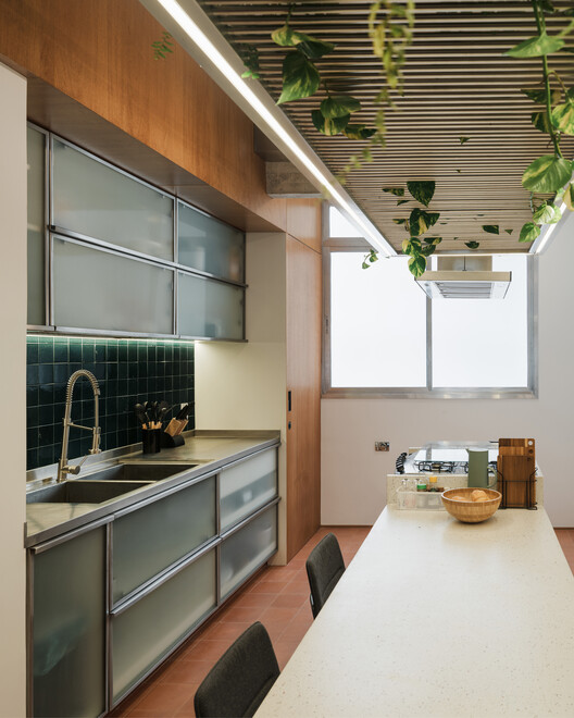 Apartamento edificio Cenicienta / QWE Studio - Fotografía interior, Cocina, Madera, Iluminación, Encimera, Vidrio, Sillas