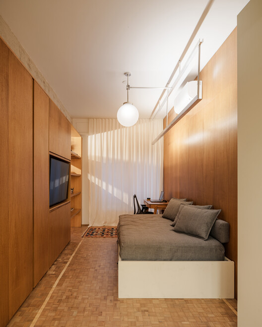 Apartment Cinderella Building / QWE Studio - Fotografía interior, madera, iluminación, dormitorio, cama