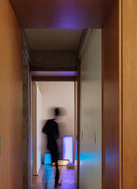 Apartamento edificio Cenicienta / QWE Studio - Fotografía interior, Madera, Iluminación