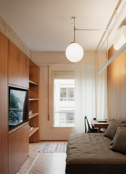 Apartamento edificio Cenicienta / QWE Studio - Fotografía interior, Dormitorio, Madera, Iluminación, Camas