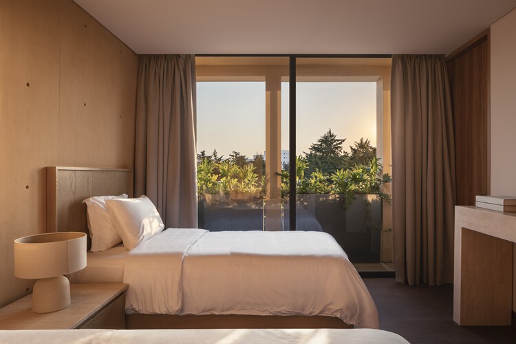 Nuevo León Building 207 / CRB Architects - Fotografía interior, dormitorio, madera, cama, balcón