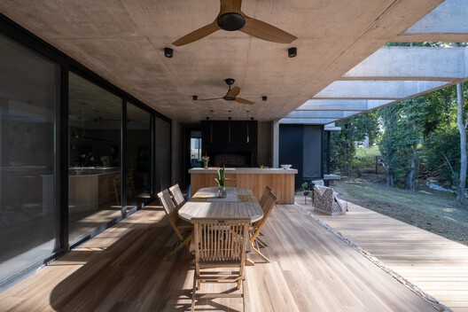 House F / Florencia Cheli - Interior Photography, Dining room, Wood, Chair, Beam