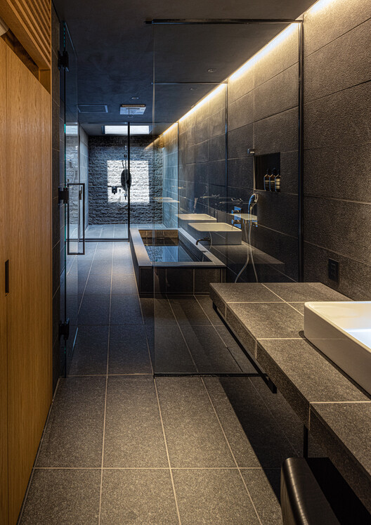 River Sea Villa / KAWAZOE JUNICHIRO ARCHITECTS - Interior Photography, Bathroom, Lighting, Glass