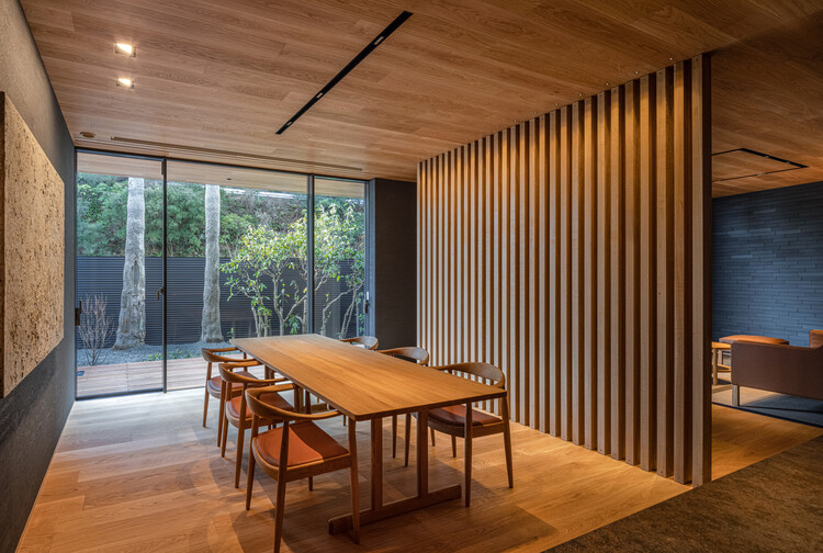 Residência Rio-Mar / KAWAZOE JUNICHIRO ARCHITECTS - Fotografia de Interiores, Sala de Jantar, Madeira, Cadeira
