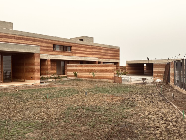 Bama House/African D'Ailiteture-External Photography, madera