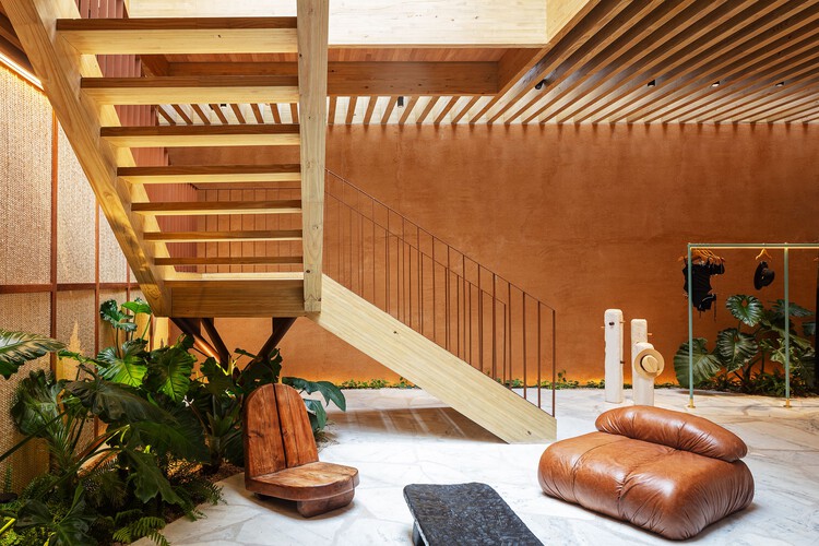 Tienda Cia Marítima en la Calle Oscar Freire / Rosenbaum - Fotografía interior, Sala de estar, Madera, Escaleras