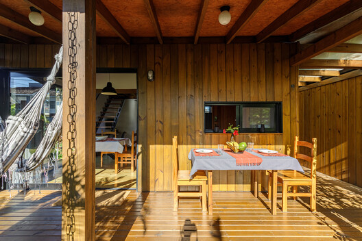 Casa Ecológica Campeche / Affonso Orciuoli + Marcelo Leal, arquitetos - Fotografia de Interiores, Sala de Jantar, Madeira, Porta, Terraço, Viga, Cadeira