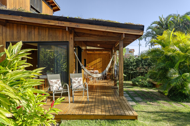 Casa Ecológica Campeche / Affonso Orciuoli + Marcelo Leal, arquitetos - Fotografia de Exterior, Madeira, Jardim, Terraço, Cadeira