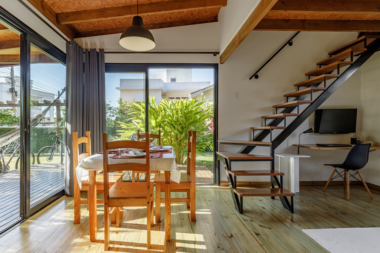 Casa Ecológica Campeche / Affonso Orciuoli + Marcelo Leal, arquitetos - Fotografia de Interiores, Madeira, Cadeira, Porta, Terraço
