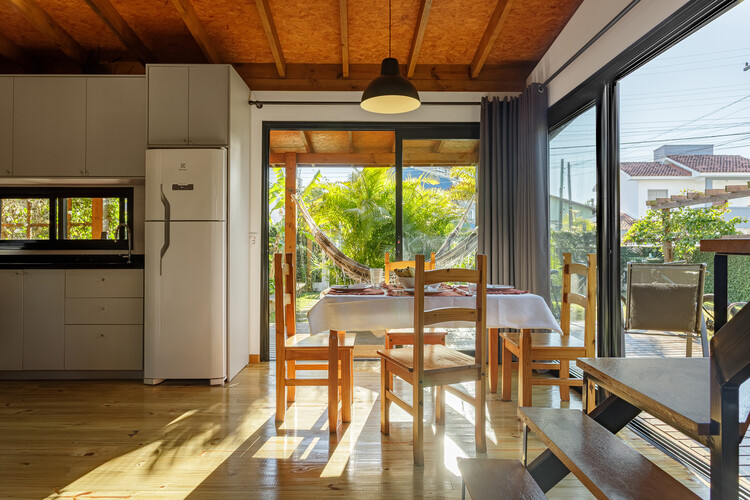 Casa Ecológica Campeche / Affonso Orciuoli + Marcelo Leal, arquitetos - Fotografia de Interiores, Madeira, Porta, Cadeira, Terraço