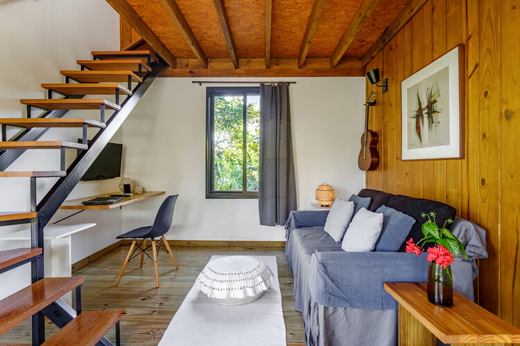 Casa Ecológica Campeche / Affonso Orciuoli + Marcelo Leal, arquitetos - Fotografia de Interiores, Sala de Estar, Madeira, Cadeira, Porta