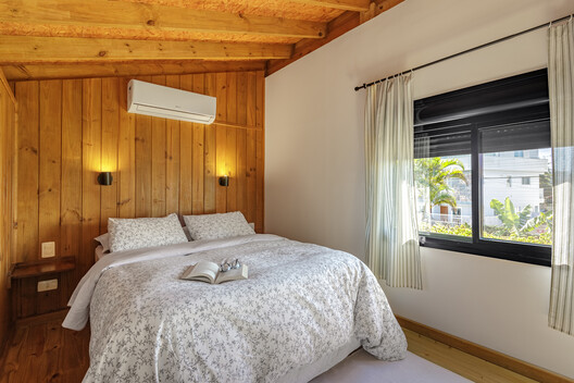 Casa Ecológica Campeche / Affonso Orciuoli + Marcelo Leal, arquitetos - Fotografia de Interiores, Dormitório, Madeira, Iluminação, Cama