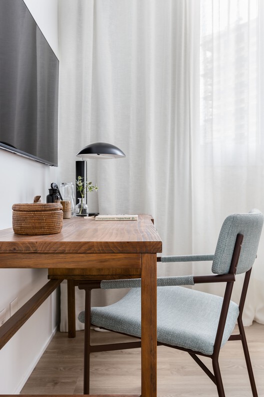 Apartamento Berrini / Estúdio Nimo - Fotografia de Interiores, Mesa, Madeira, Iluminação, Cadeira