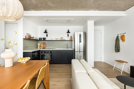 Apartamento Berrini / Estúdio Nimo - Fotografia de Interiores, Cozinha, Madeira, Bancada, Mesa, Cadeira, Iluminação