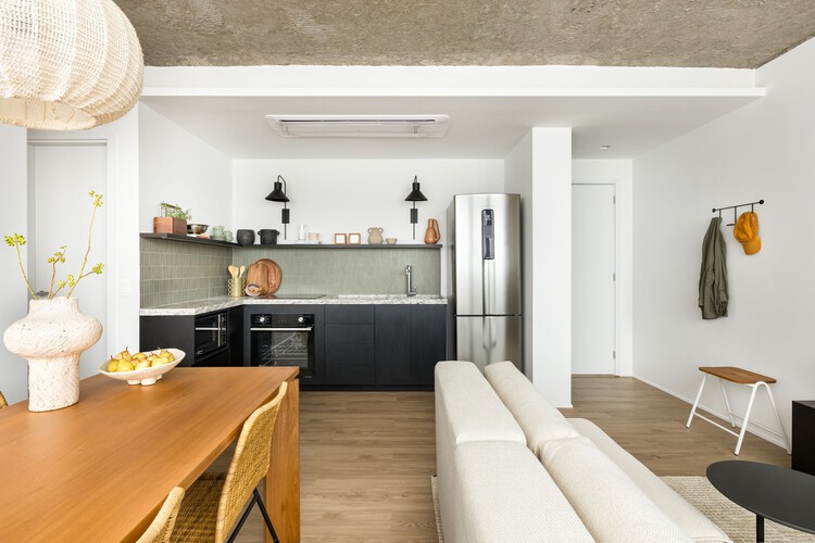 Apartamento Berrini / Estúdio Nimo - Fotografia de Interiores, Cozinha, Madeira, Bancada, Mesa, Cadeira, Iluminação