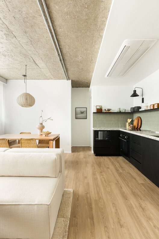 Apartamento Berrini / Estúdio Nimo - Fotografia de Interiores, Cozinha, Madeira, Bancada, Cadeira