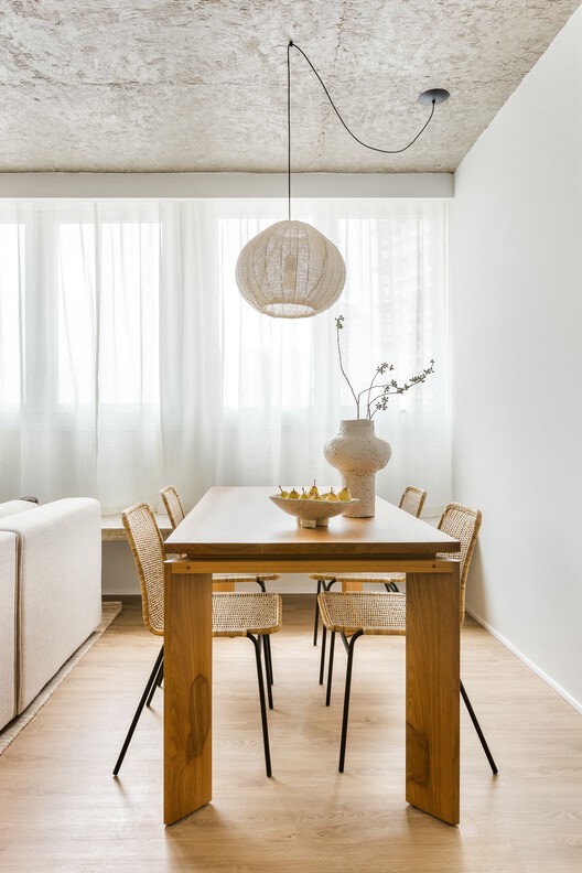 Apartamento Berrini / Estúdio Nimo - Fotografia de Interiores, Sala de Jantar, Madeira, Mesa, Iluminação, Cadeira