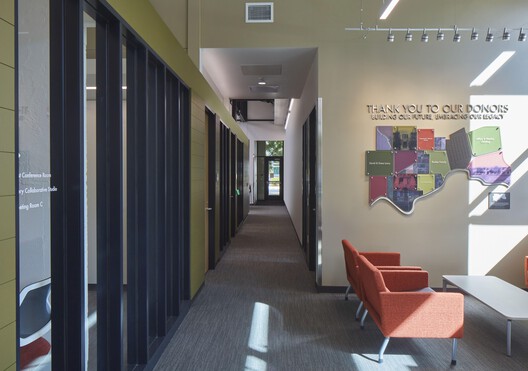 Walker Hall Graduate Student Center / LMS Architects - Interior Photography, Glass, Chair