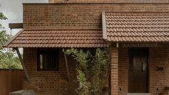 Adorn House / Bhutha Earthen Architecture Studio