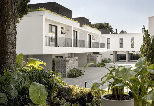 Casas Blanc 59 Residential Complex / Nommo Arquitetos - Exterior Photography, Balcony, Concrete, Courtyard