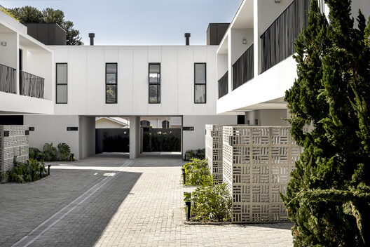 Casas Blanc 59 Residential Complex / Nommo Arquitetos - Exterior Photography, Concrete, Courtyard