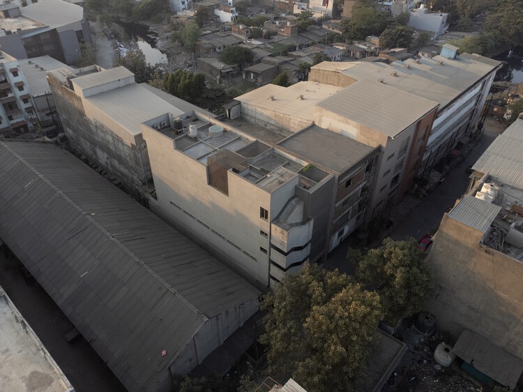 Escritório e Fábrica Urban Gauze / DOT - Imagem 5 de 20