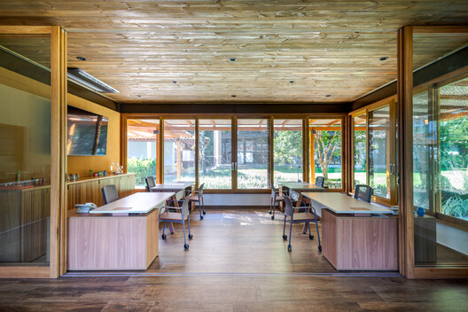 Edificio de Coordinadores de la Asociación Barreiros / Dall'Ovo Magalhães Arquitetura - Fotografía interior, Cocina, Madera, Mesas, Vidrio, Sillas